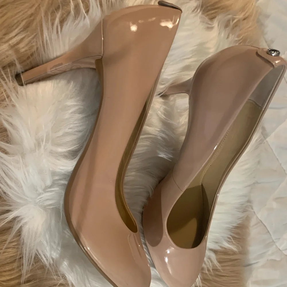MICHAEL KORS TAN PATENT LEATHER ROUND TOE HEEL.